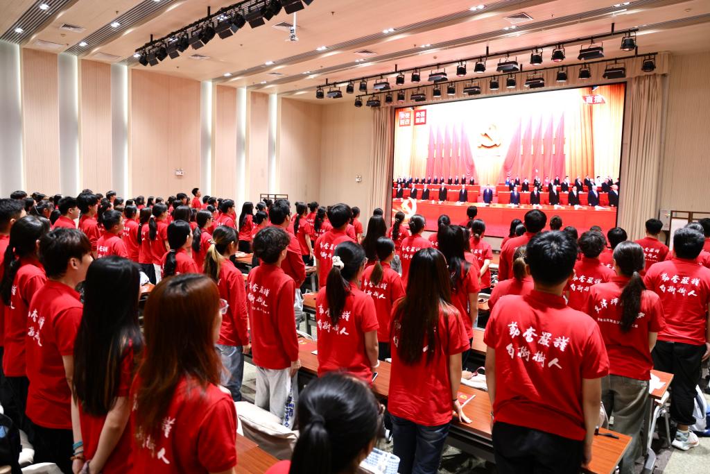 新球体育师生认真收看庆祝中国共产党成立105周年大会盛况