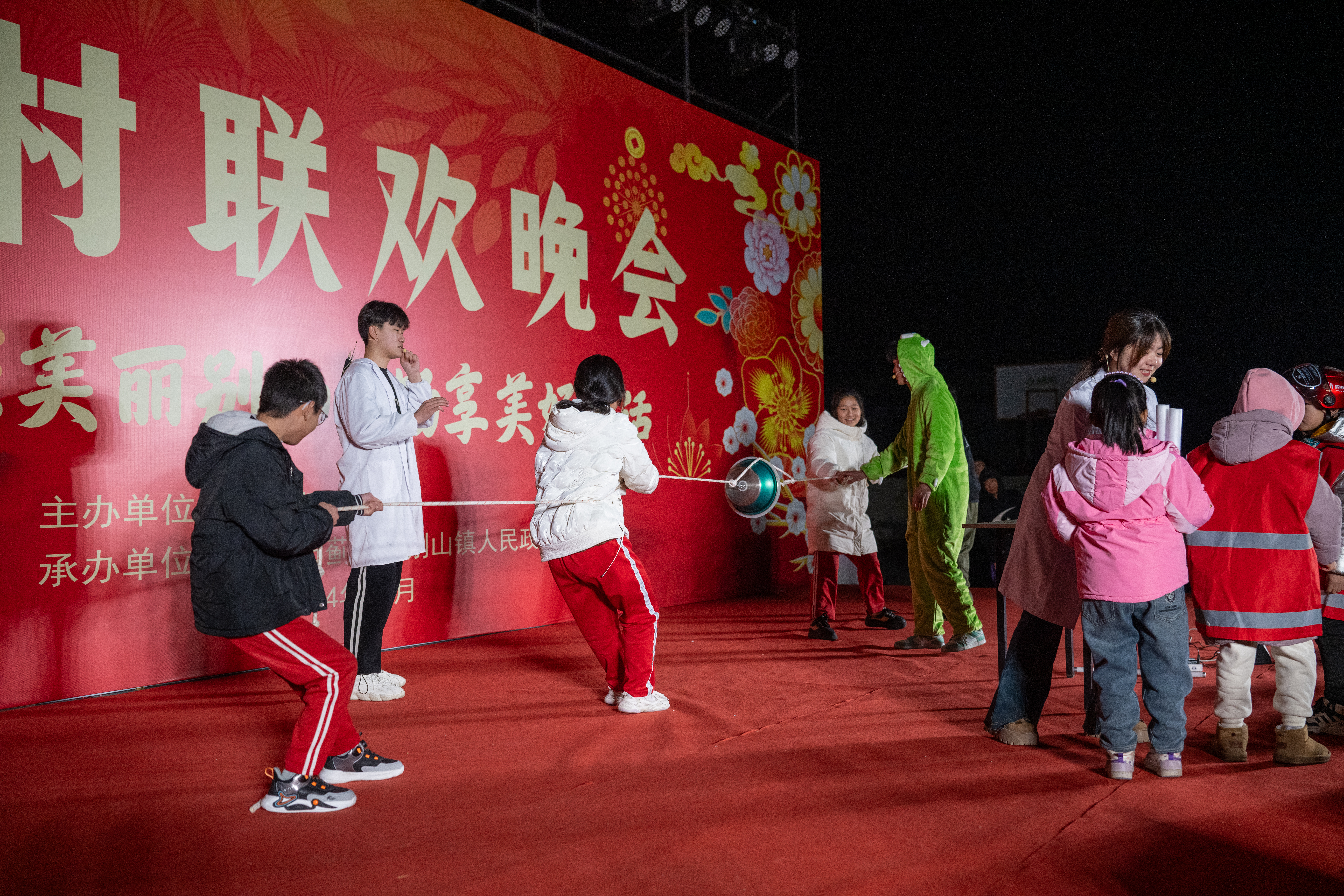 新球体育赴蓟州区别山镇举办乡村联欢晚会