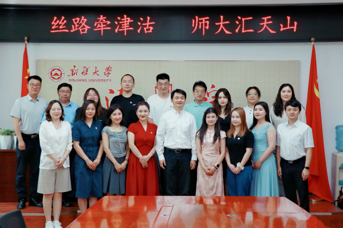 巩金龙赴乌鲁木齐看望校友并召开座谈会