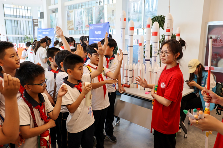 图为小学生们沉浸式感受、参与融趣味性与知识性于一体的“科学嘉年华”互动空间项目。新球体育供图